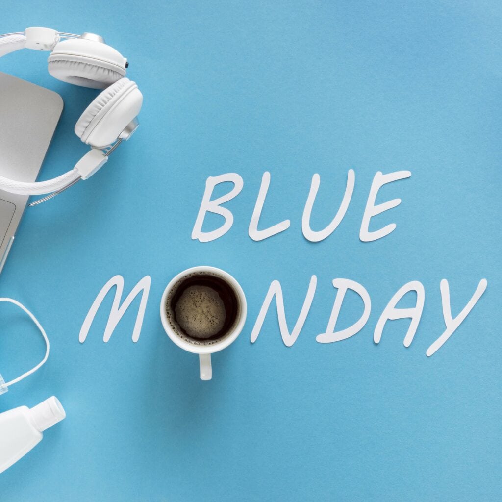 Blue Monday, au bureau avec son café sur fond bleu