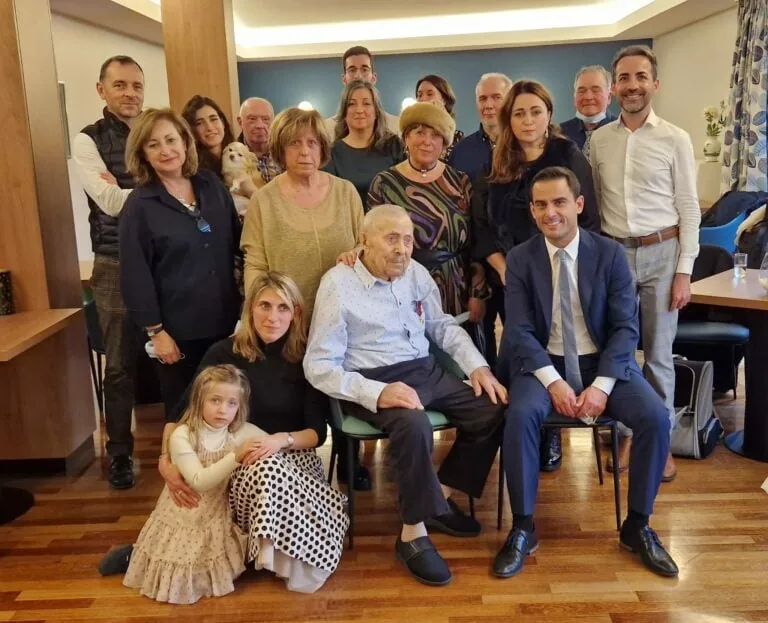 100e anniversaire dun des résidents Elysis, photo de groupe