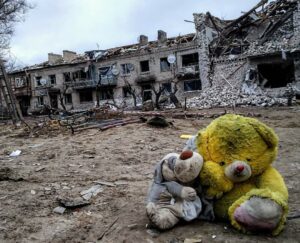 Peluches dans les decombres de Star obilsk (c) SOS Villages d'Enfants