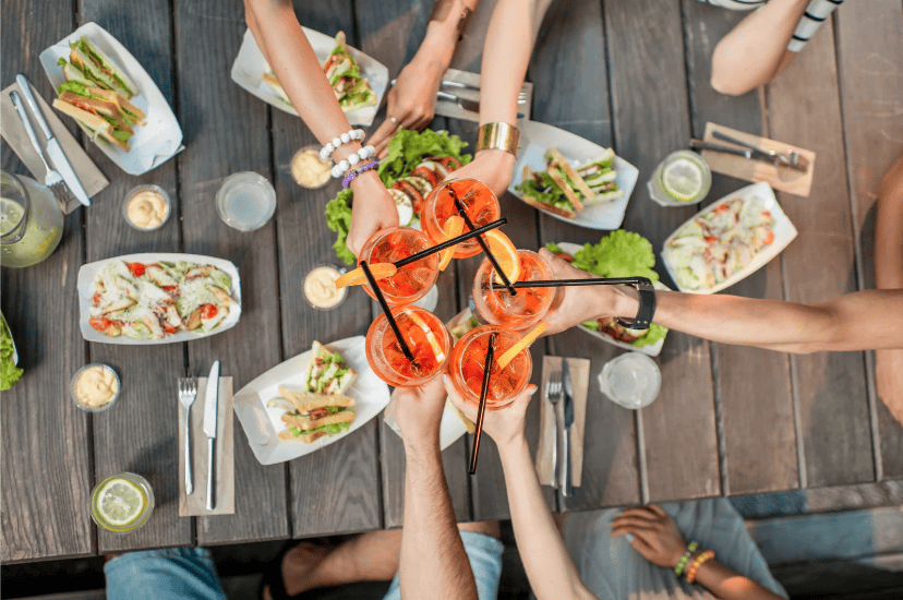 Livre petite psychologie de l'apéro, auteur Yannick Descharmes, couverture du livre, apéritif entre amis, cohésion sociale