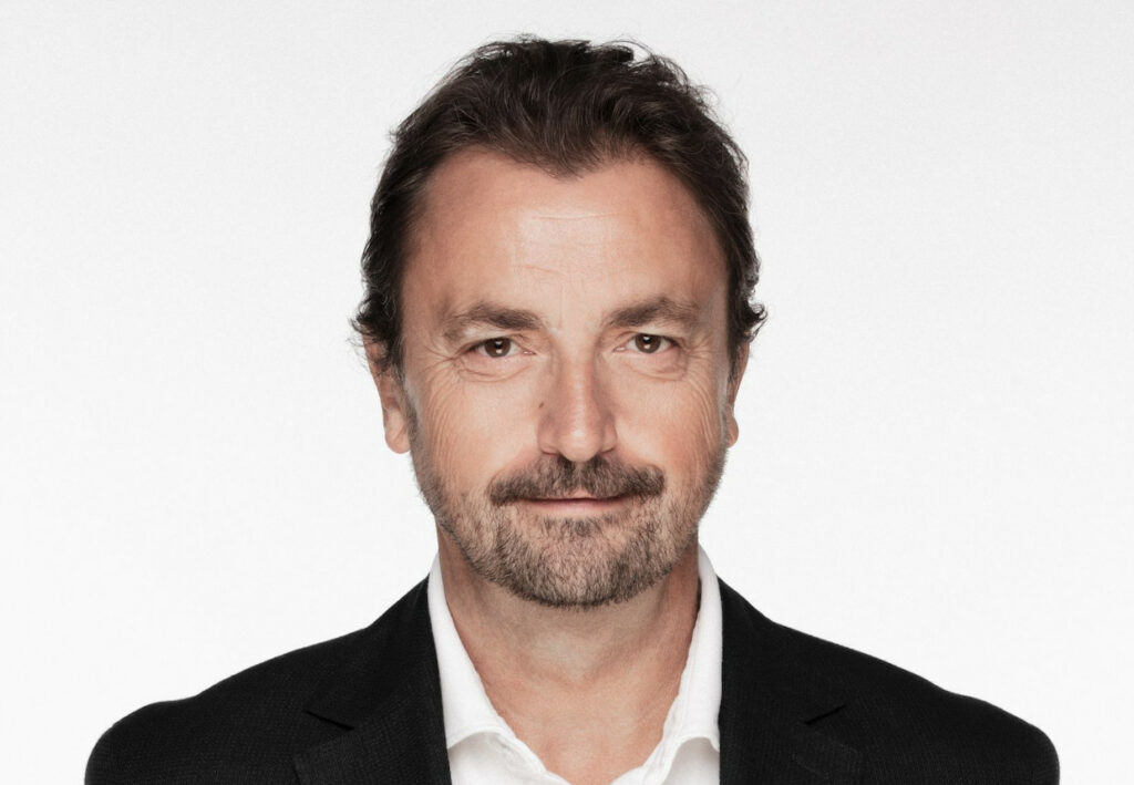 Henri Leconte portrait, Henri Leconte avec chemise blanche et veste noire