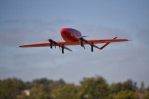 drones, drone rouge dans ciel bleu, drone Griffin, drone rouge avec arbres en arrière plan