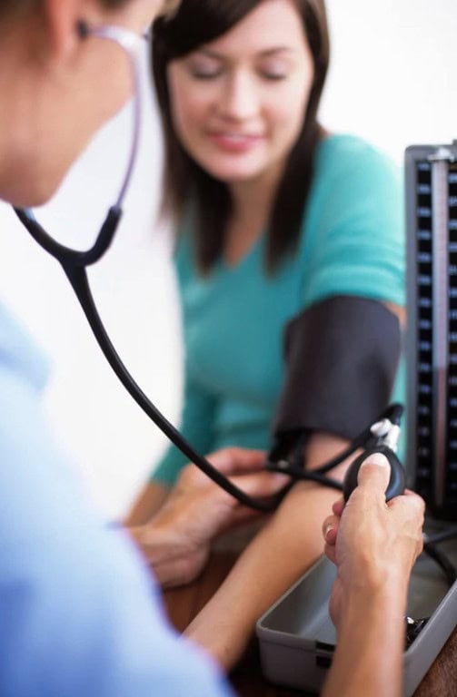 hypertension artérielle, jeune fille à qui on prend la tension