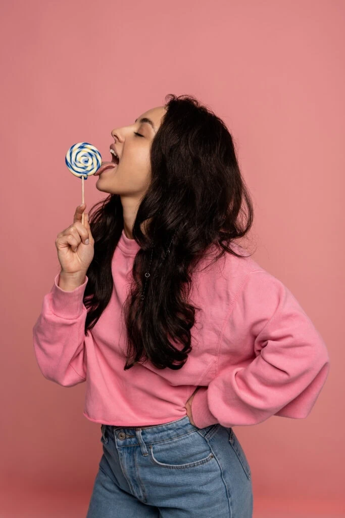 Le sucre, femme qui mange une sucette
