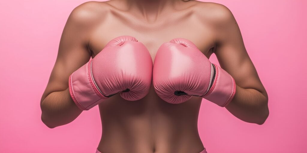 cancer, activité sportive, femme torse nu avec des gants de boxe roses