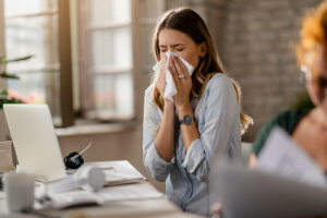 conseils, allergies, pollen, pollens, femme allergique qui se mouche