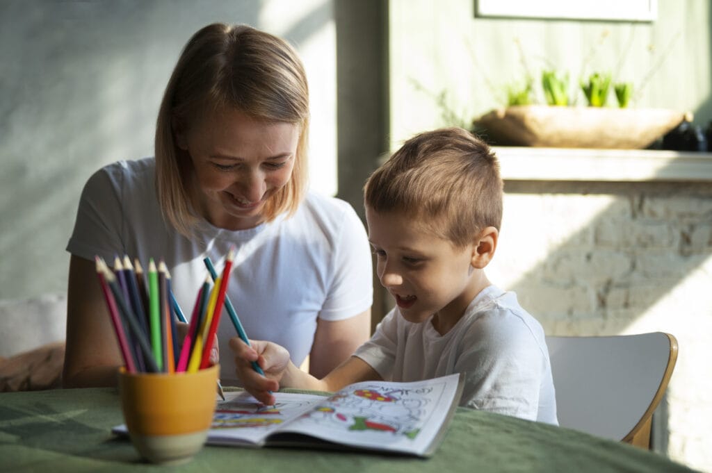 Autisme, fal, Formation EarlyBird Plus, femme qui instruit son enfant autiste