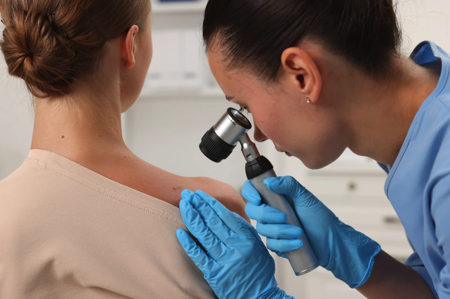cancer de la peau, auscultation par un dermatologue
