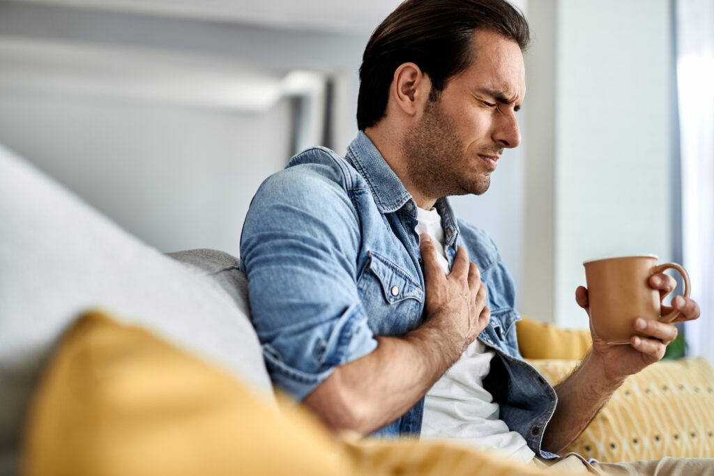 Les cardiomyopathies, homme qui a mal au coeur, il porte une chemise en jean, Lige Cardiologique Belge
