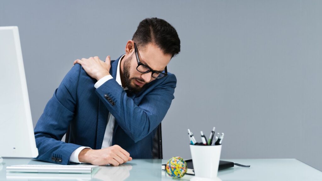 douleurs dos, homme assis à son bureau