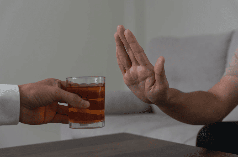sober buddy challenge, un main qui refuse un verre d'alcool, dire non