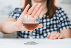 sober buddy challenge, fondation cancer, février sans alcool femme qui refuse un verre d'alcool