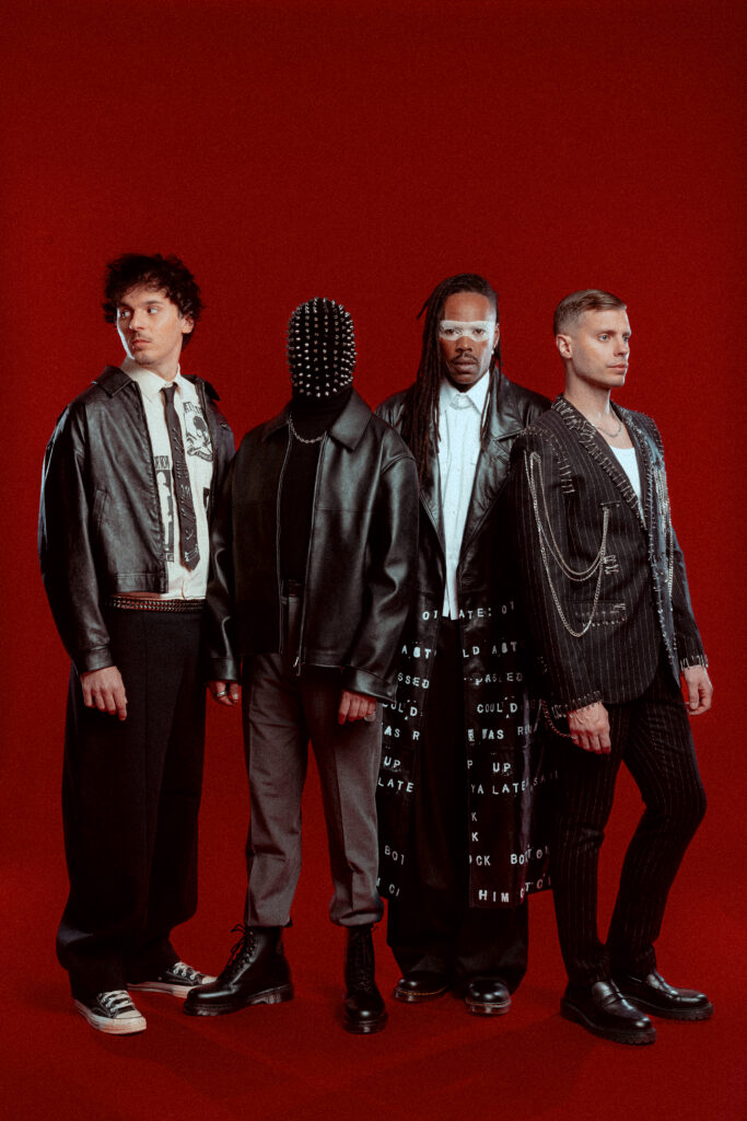 Skip The Use, le groupe sur fond rouge